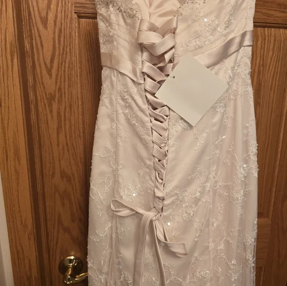 Wedding dress - Picture 9 of 16